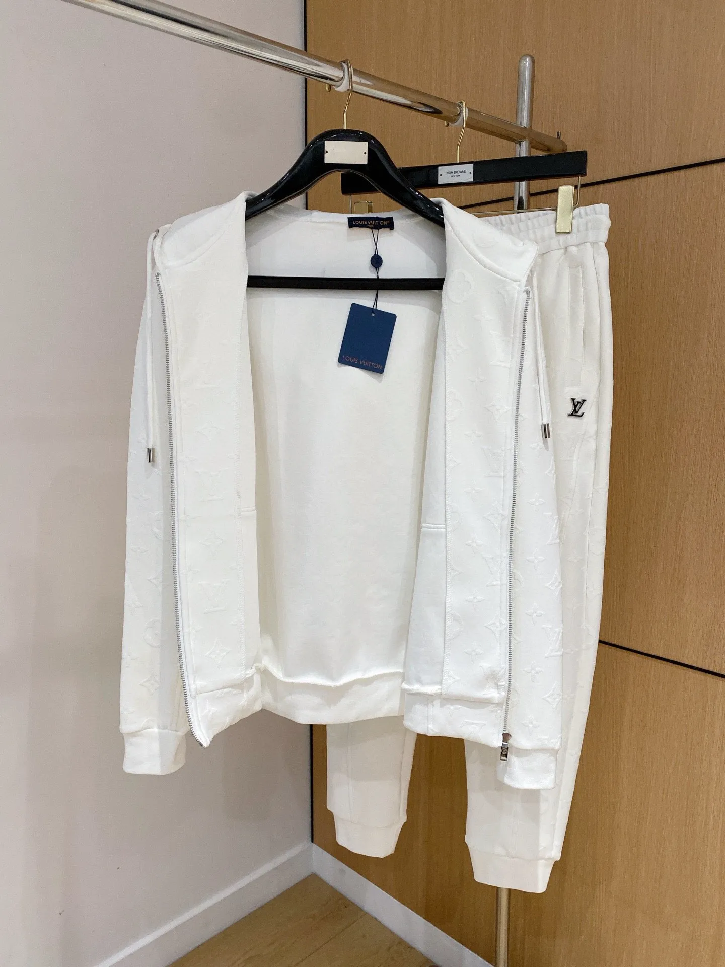 🅿️720 [LV Louis Vuitton] hot-selling suit is coming. Focus on the original version of the official website. 2025 new hot-selling cardigan and sweatshirt suit. The original order is the best. 🇭🇰The meticulous work of top designers. It has a fitting and perfect upper body effect. All-natural high-quality Tencel Roman cotton 100%, close-fitting comfort, noble and elegant! Original hardware embodies elegance and nobility! Counter size: M-3XL (maximum wear up to 190 pounds)